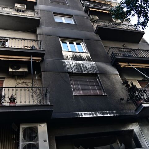 Εξάρχεια: «Οι φλόγες από τα καμένα αυτοκίνητα έφτασαν στα μπλακόνια» – 