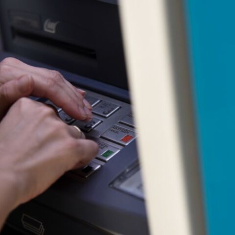 Από τις 11 Αυγούστου οι αναλήψεις σε ΑΤΜ τραπεζών χωρίς προμήθεια