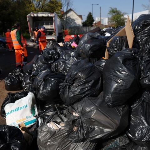 Βρετανία: Υγειονομική βόμβα η δεύτερη μεγαλύτερη πόλη - Ένα μήνα απεργία οι εργαζόμενοι στην καθαριότητα