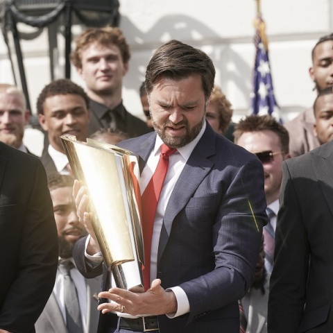 Ο Τζέι Ντι Βανς έριξε το τρόπαιο των Buckeyes στην καθιερωμένη επίσκεψη στον Λευκό Οίκο