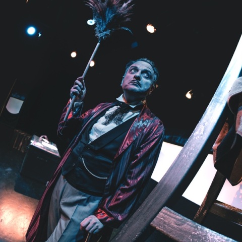 Ο Γιώργος Γαλίτης υποδύεται τον Φιάκα στο Από Μηχανής Θέατρο