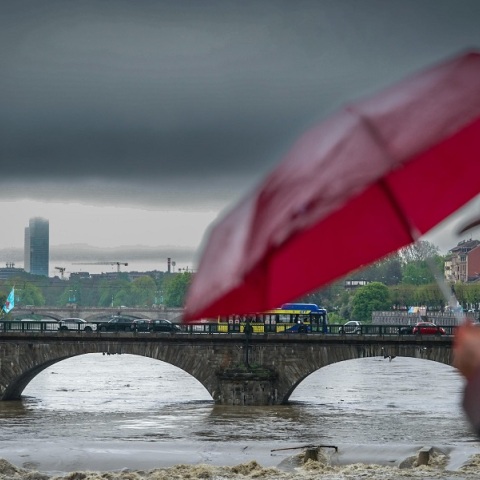 Ιταλία: Σφοδρό κύμα κακοκαιρίας πλήττει το Τορίνο - Υπερχείλισε ο ποταμός Πάδος