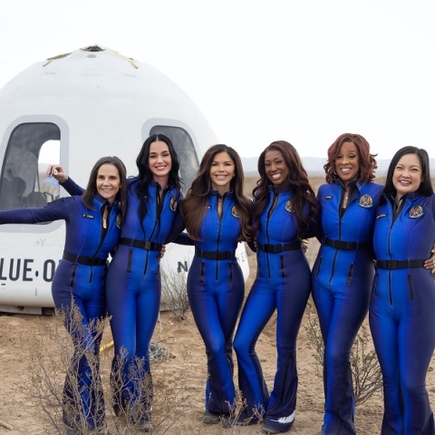 ...Και της έκαναν δώρο μια τσάντα-UFO: Επικό τρολάρισμα των Καρντάσιαν στην Λορέν Σάντσεζ 