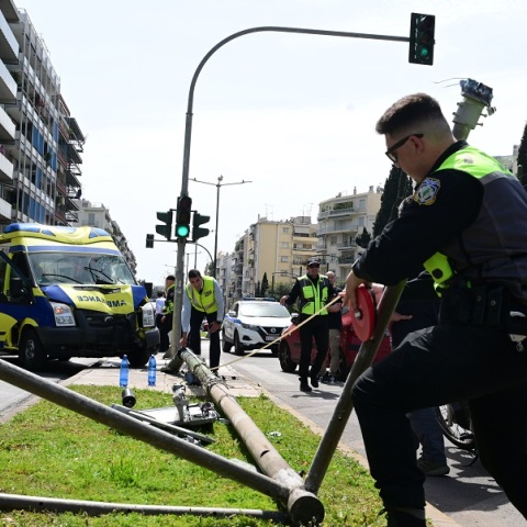 Πώς συνέβη το τροχαίο με το ασθενοφόρο στο Παγκράτι - Σε σοβαρή κατάσταση η μία πεζή