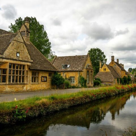 Bρετανία: «Πόλεμο» στα τουριστικά λεωφορεία ανοίγει ένα μικρό γραφικό χωριό