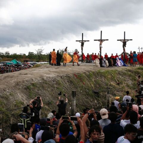 Φιλιππίνες: Αναβίωσε το έθιμο της σταύρωσης - αναπαράστασης του Ιησού Χριστού