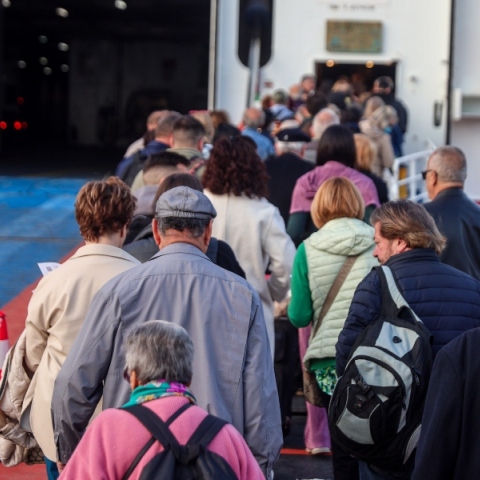 επιβατες επιβιβαζονται σε πλοιο
