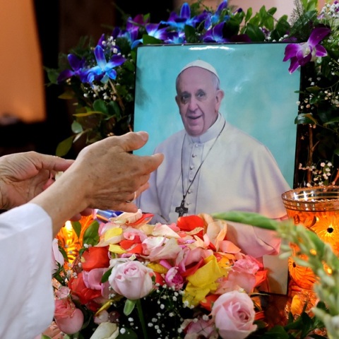 Live εικόνα από τη πλατεία Αγίου Πέτρου - Χιλιάδες πιστοί αποχαιρετούν τον Πάπα Φραγκίσκο