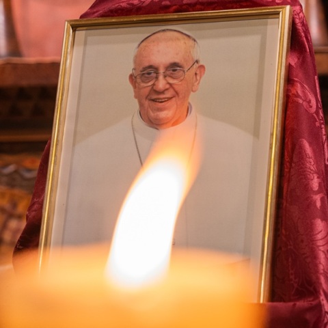 Παγκόσμια συγκίνηση για τον Πάπα «των φτωχών» - Χιλιάδες πιστοί σε όλον τον κόσμο θρηνούν 