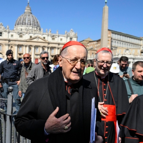 Καρδινάλιοι στην πλατεία Βατικανού στη Ρώμη