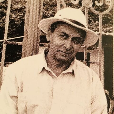 Ο Αντώνης Σουρούνης στην οδό Μουσών στην Άνω Πόλη 