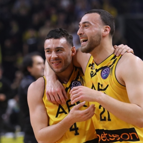 παιχτες μπασκετ πανηγυριζουν