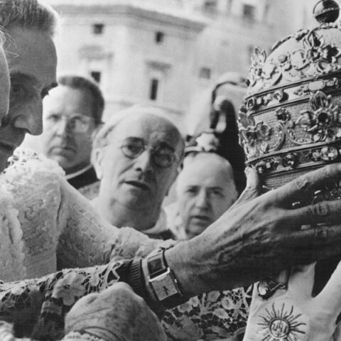 Triregnum: Η Τιάρα του Πάπα