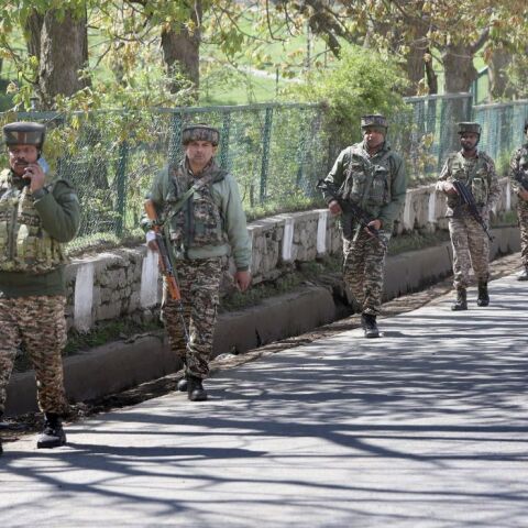 Ινδία και Πακιστάν εντείνουν τα αντίποινα και πλησιάζουν σε σύγκρουση λόγω Κασμίρ