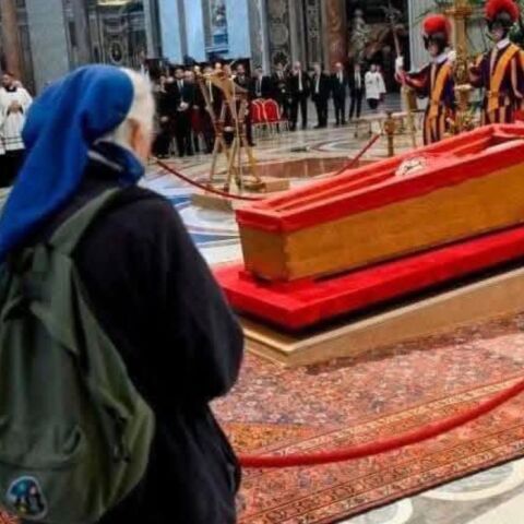 Πάπας Φραγκίσκος: Μοναχή με δάκρυα στα μάτια έσπασε το πρωτόκολλο του Βατικανού για να προσευχηθεί για τον φίλο της