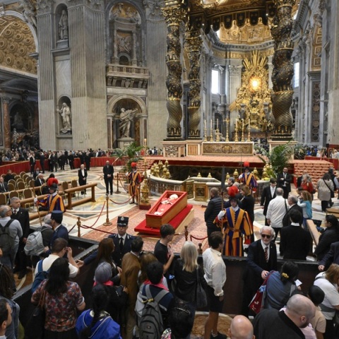 Πάπας Φραγκίσκος: Πάνω από 150.000 προσκυνητές εισήλθαν στη Βασιλική του Αγίου Πέτρου