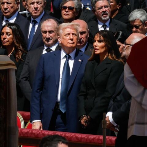 Τραμπ: Ενδυματολογικό faux pass στην κηδεία του Πάπα Φραγκίσκου με το navy blue κουστούμι