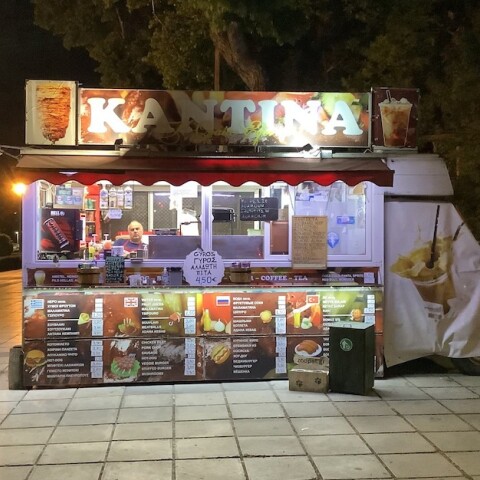 Ο Ερνέστος Εμπράρ δειπνεί στην καντίνα απέναντι από τη ΧΑΝΘ