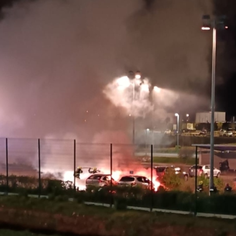 επιθεση σε φυλακες, καπνοι