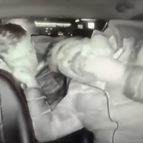 Βρετανός τουρίστας επιτιθεται σε τουρκο ταξιτζή μεσα σε ταξι