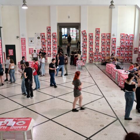 Εισβολή κουκουλοφόρων σε ημερίδα στη Νομική- Τραυματίστηκε ένας φοιτητής	