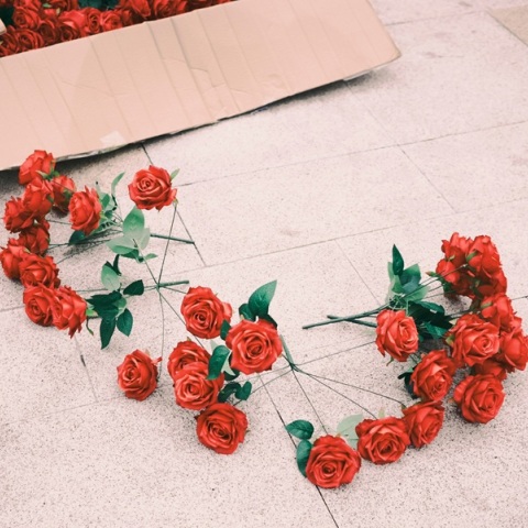 Φρίκαρε μια γυναίκα όταν έλαβε λουλούδια από τον άνδρα της που είχε αυτοκτονήσει 