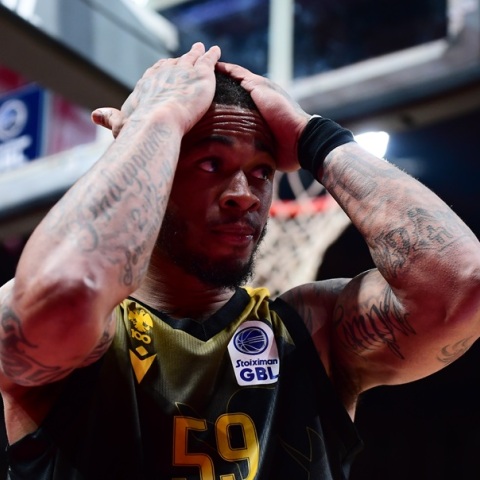 Ολυμπιακός-ΑΕΚ:  Το μοιραίο σουτ του Τάκερ που...δε χάνεται και θα έστελνε το ματς στην παράταση