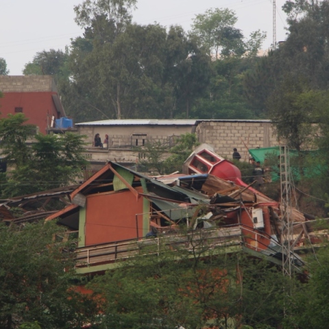 κατεστραμμένα σπίτια , δεντρα