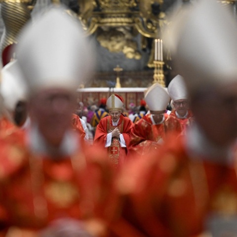 LIVE | Αντίστροφη μέτρηση για την εκλογή νέου Πάπα - Ξεκίνησε το Κονκλάβιο, εν αναμονή του πρώτου καπνού