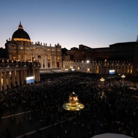 Βατικανό: Μαύρος καπνός από την καμινάδα της Καπέλα Σιξτίνα - Νon habemus Papam