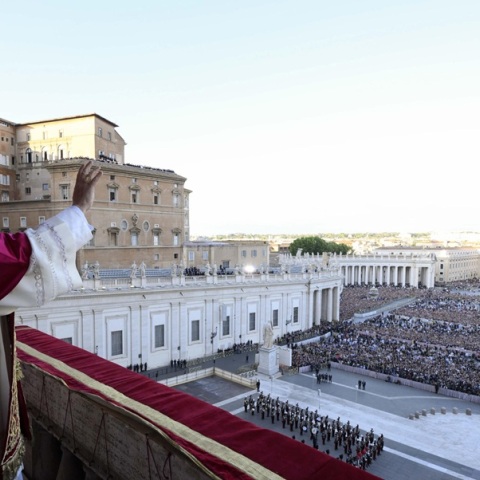 «Habemus Papam» - H στιγμή που ανακοινώνεται η ιστορική φράση και το πλήθος ζητωκραυγάζει
