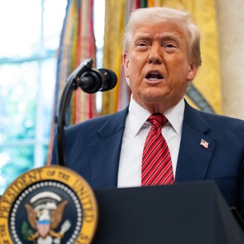 Εμπορική συμφωνία ΗΠΑ και Βρετανίας για τους δασμούς ανακοίνωσε ο Τραμπ