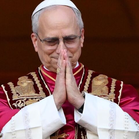 Στην πρώτη του εμφάνιση ο Πάπας Λέων δίνει τρεις σημαντικές ενδείξεις για την θητεία του