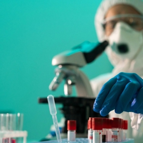 γιατρος κραταει φυαλιδιο