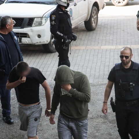 Αστυνομικοί, μεταφορά κρατουμένου