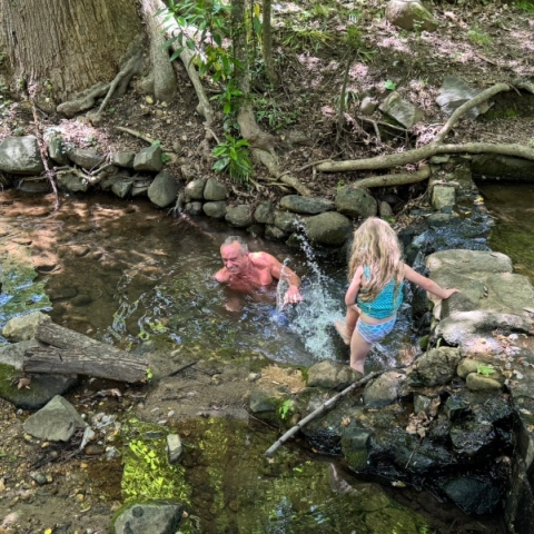 Ο Ρόμπερτ Κένεντι Τζούνιορ κάνει μπάνιο σε μολυσμένο ρυάκι με τα εγγόνια του