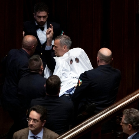 βουλευτής ντύθηκε… φάντασμα στο ιατλικο κοινοβουλιο