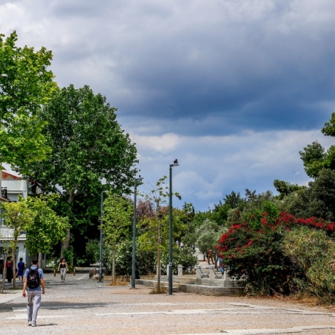 πολη, ουρανος, περαστικοι, συννεφα