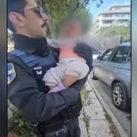 αστυνομικος κραταει βρεφος