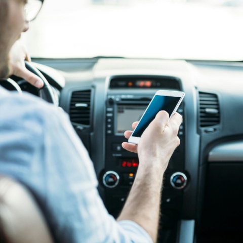 οδηγος με κινητο στο χερι