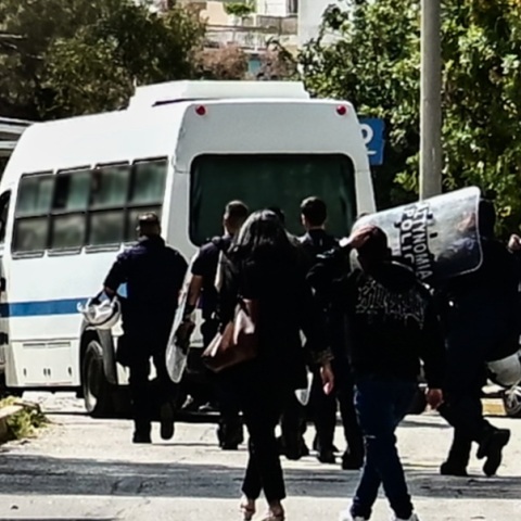 Επίθεση στη Νομική: Ποινική δίωξη για ένα κακούργημα και οκτώ πλημμελήματα σε βάρος των έξι συλληφθέντων