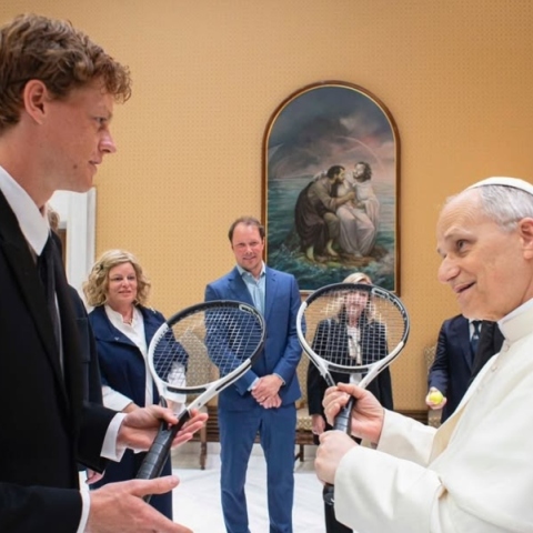 Ο Ιταλός τενίστας Γιανίκ Σίνερ με τον Πάπα Λέοντα ΙΔ' στο Βατικανό