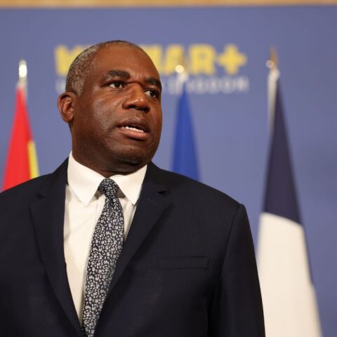 Βρετανία: Ο ΥΠΕΞ πήρε ταξί από την Γαλλία για την Ιταλία και φέρεται να αρνήθηκε να πληρώσει