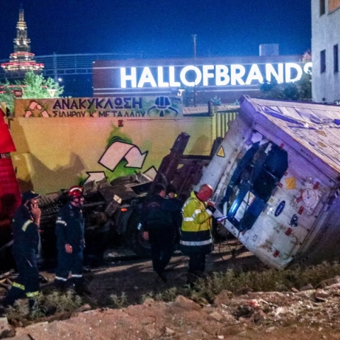 τροχαιο, φορτηγο, συντριμια, πυροσβεστες, οχηματα, περαστικο 