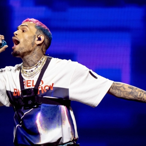 Ο Κρις Μπράουν συνελήφθη (ξανά) επειδή φέρεται να χτύπησε παραγωγό μουσικής με μπουκάλι τεκίλα