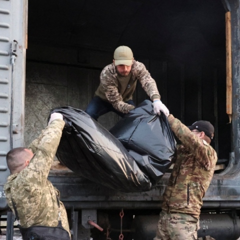 στρατιωτες μεταφερουν πτωμα