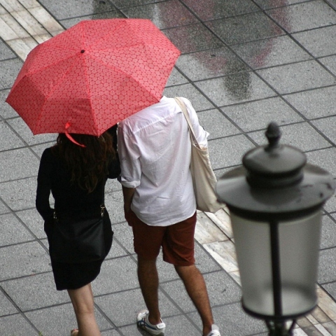 ζευγαρι, βροχη, ομπρελες