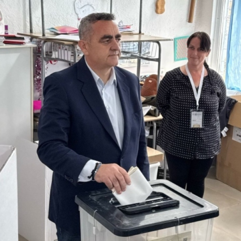 Ο Φρέντη Μπελέρης ψηφιζει