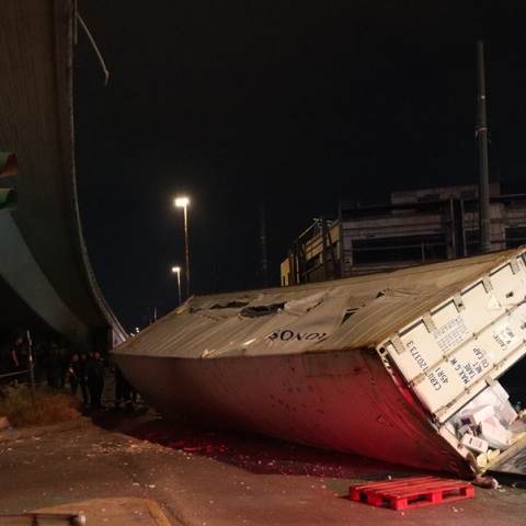 Η στιγμή που πέφτει η νταλίκα πέφτει από τη γέφυρα - Βίντεο ντοκουμέντο από το τροχαίο στην Πέτρου Ράλλη