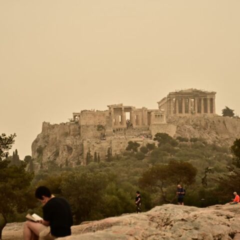 Η αφρικανική σκόνη «σκέπασε» την Αθήνα - Εικόνες σαν από ταινία στο κέντρο της πρωτεύουσας